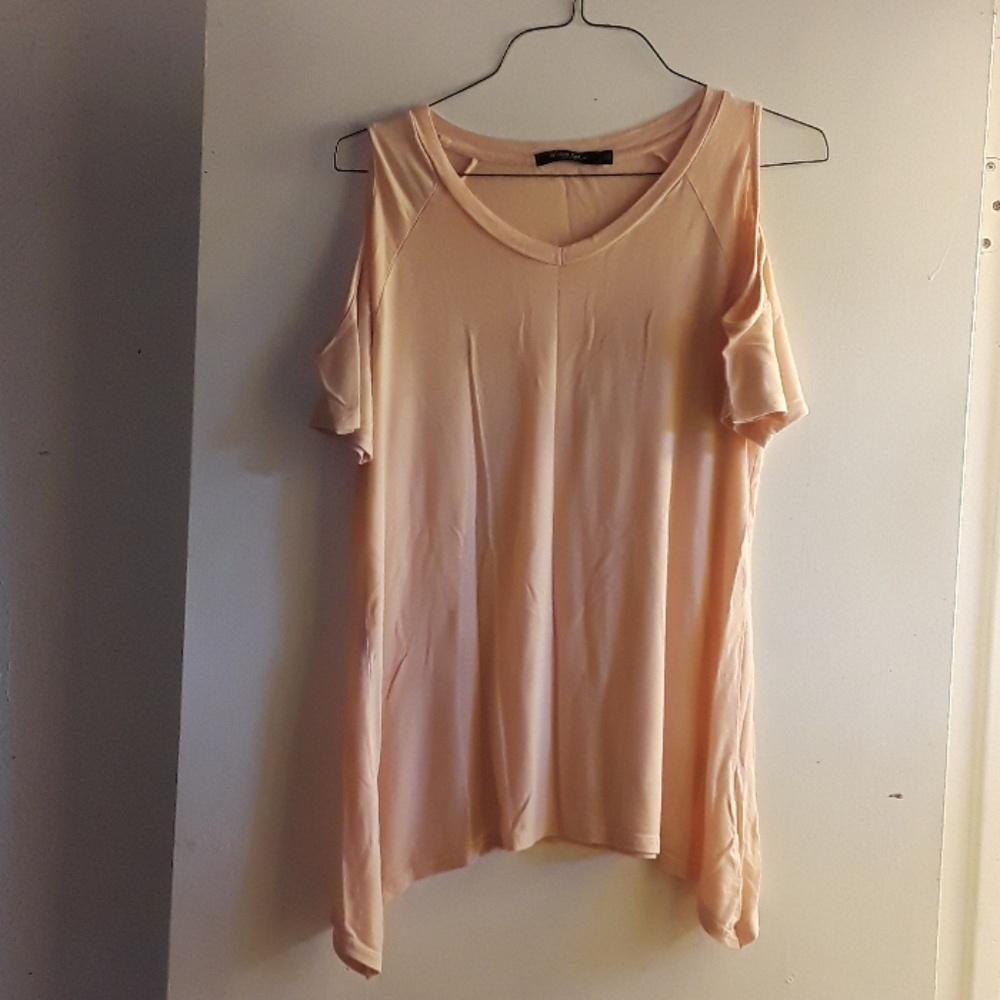 Cold shoulder short sleeve shirt. XL
